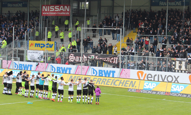 Gemeinsames Feiern mit den Fans