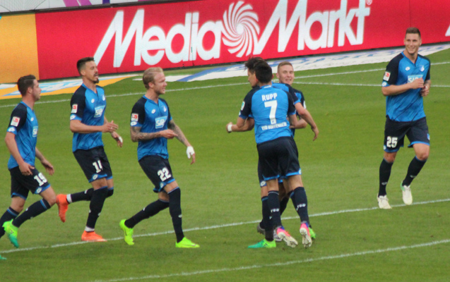 Hoffenheims Spieler beim Torjubel in der 90. Minute