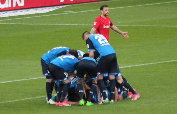 Der Torschütze musste in dem Moment eine schwere Last ertragen