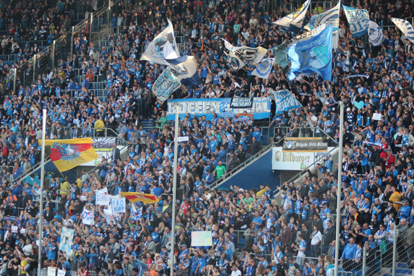 Die Südkurve skandaliert ihr derzeit liebtestes Liedgut: "Europapokal - Europapokal"