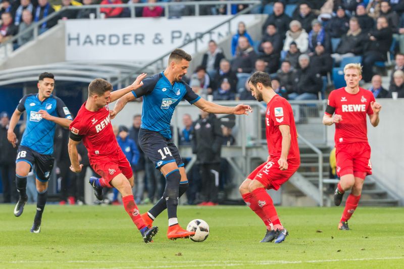 TSG-Stürmer Sandro Wagner im Duell mit mehreren Kölner Gegenspielern