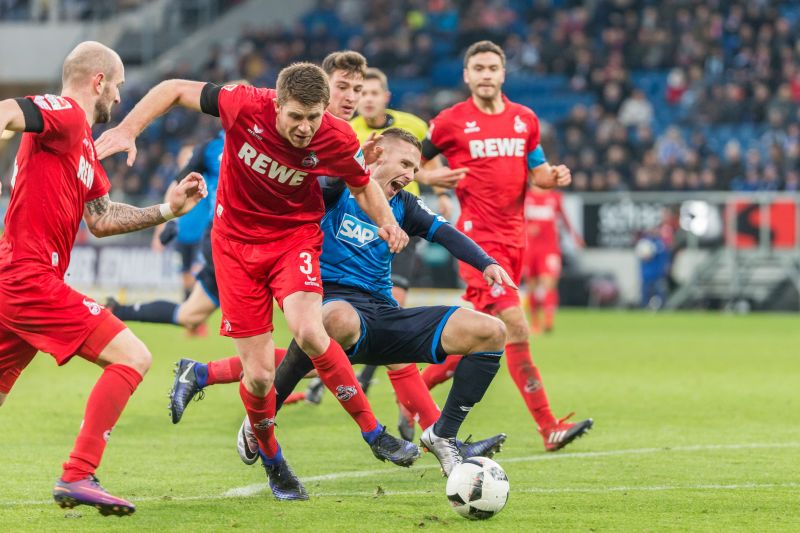 Pavel Kaderabek wird in dieser Szene unsaft gebremst