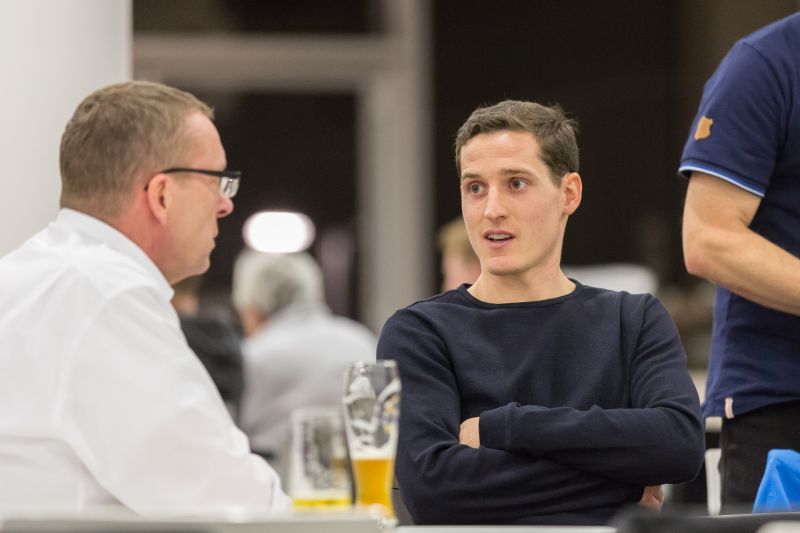 Sebastian Rudy (re.) hat alle Harry Potter Bücher schon gelesen