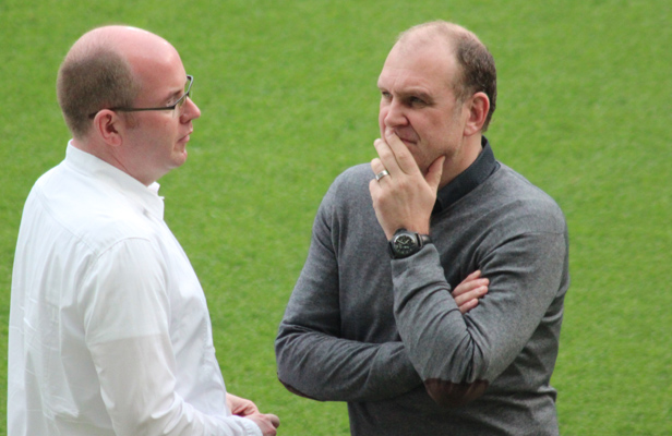 Kölns Präsident Werner Spinner (li.) entschuldigte sich für das Verhalten der FC-Fans. Rechts Sportdirektor Jörg Schmadtke.