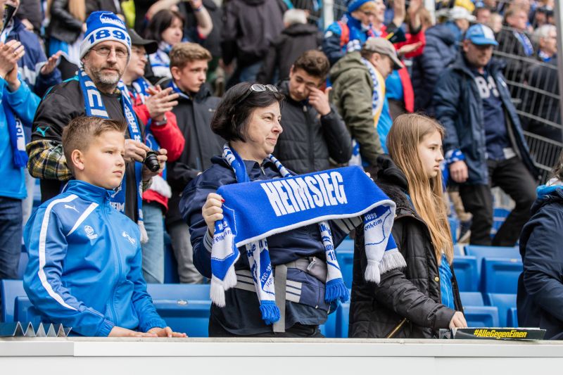 Die TSG-Fans feiern einen Heimsieg. In dieser Saison sind die Kraichgauer zu Hause noch ungeschlagen.