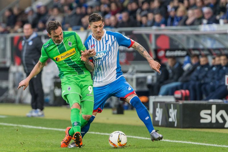 Steven Zuber (re.) im Zweikampf gegen einen Gladbacher Gegenspieler