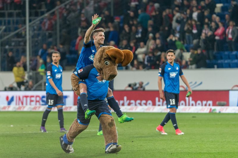 Matchwinner Andrej Kramaric dreht mit Maskottchen Hoffi nach dem Abpfiff eine Ehrenrunde