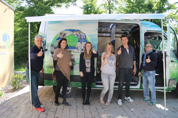 Das Projekt-Team „Anpfiff“-Mobil freut sich über das neue Fahrzeug