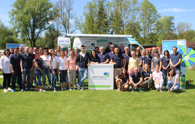 Alle „Anpfiff ins Leben“-Mitarbeiter vor dem neuen „Anpfiff“-Mobil