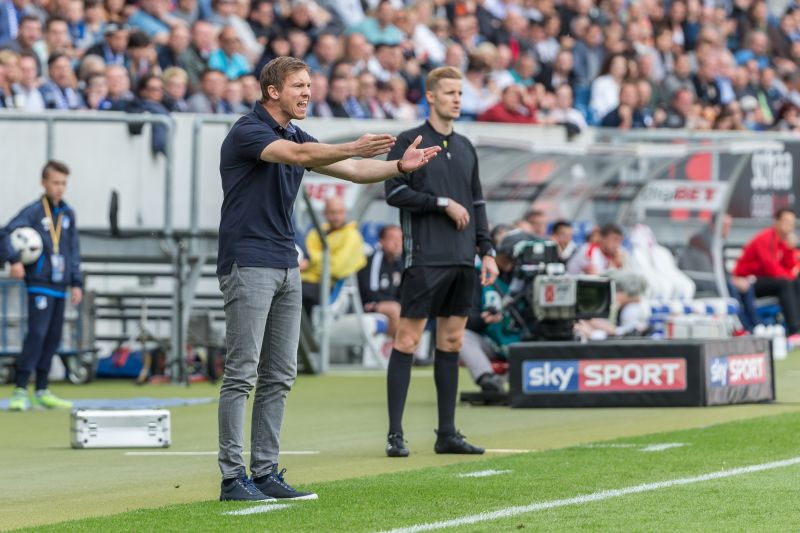 Trainer Nagelsmann gibt Anweisungen