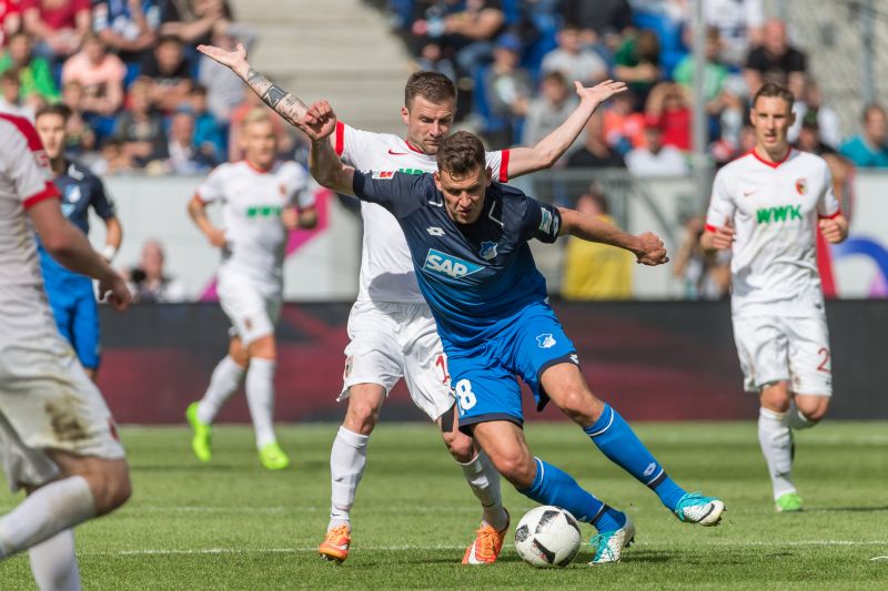 Adam Szalai im Zweikampf