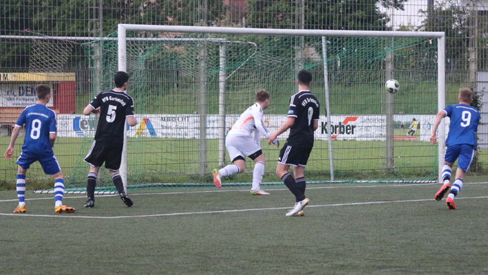 Nils Reißfelder (li.) verfehlt nur knapp das VfB-Tor