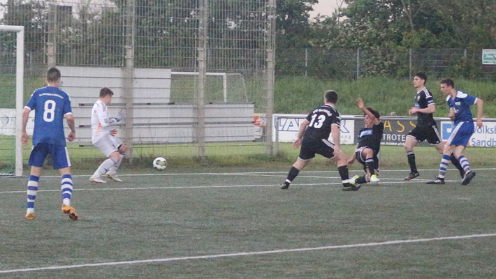 Oliver Kaiser (re.) trifft aus kurzer Distanz mit links für die SG Rohrbach/Sinsheim