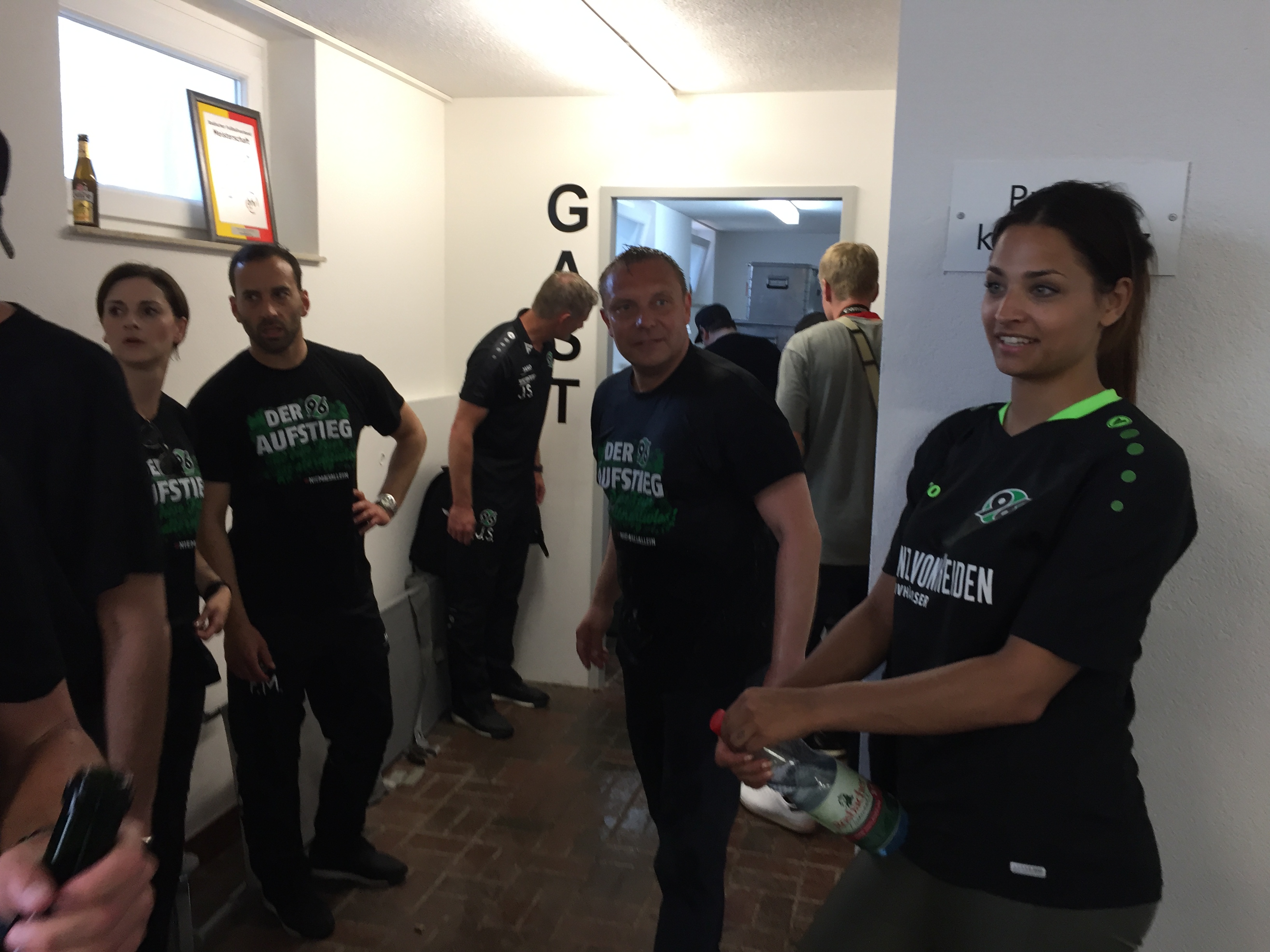 Ein durchnässter 96er-Coach André Breitenreiter