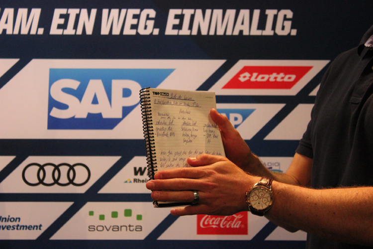 Am Saisonende zeigt er die handschriftlichen Notizen des festgelegten Ziels