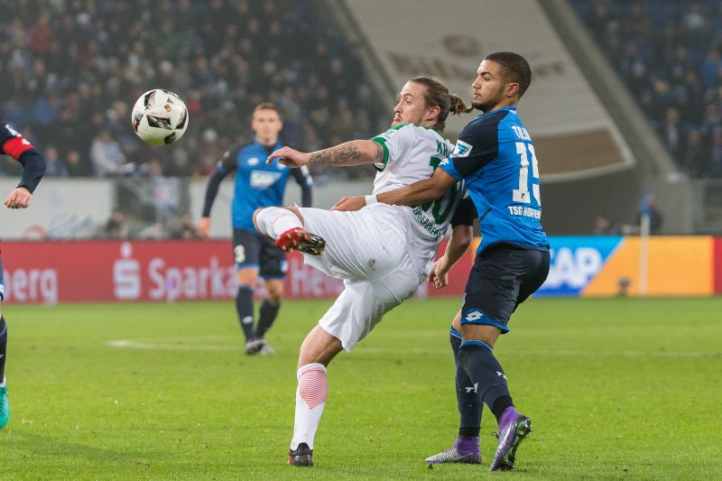 Interessantes Duell beim 1:1 im Hinspiel: Bremens Torjäger Kruse (li.) gegen Hoffenheims Toljan