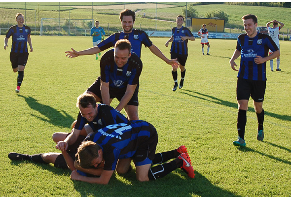 Rohrbachs Spieler liegen sich beim Torjubel in den Armen