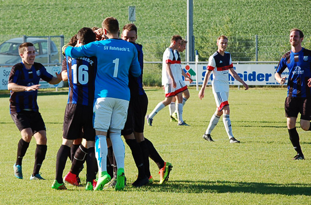 Ausgelassene Freude und Jubel beim SVR über den Torerfolg gegen den TSV Michelfeld II