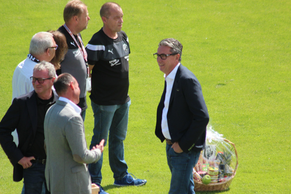 SVS-Präsident Jürgen Machmeier vor dem Spiel
