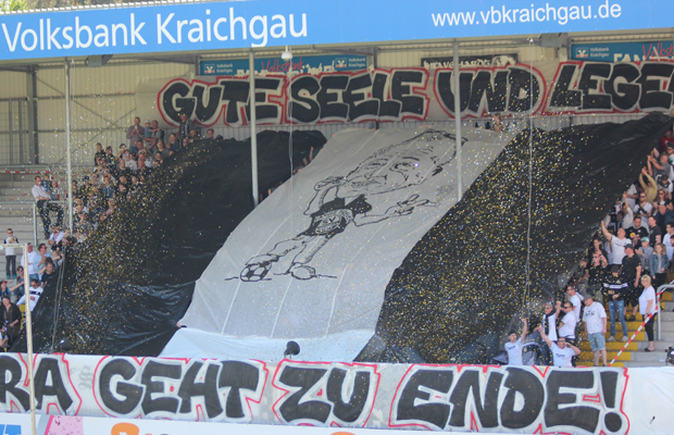 Choreographie zu Ehren vom scheidenden Fanbeauftragten Stefan Allgeier