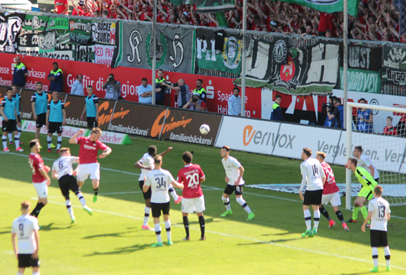 Florian Hübner (3. von links) köpft gegen die ehemaligen Kollegen zum 1:1-Ausgleich