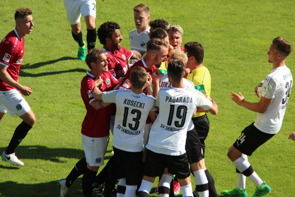 Es ging öfters hitzig zur Sache. Hier ist der Ex-Sandhäuser Hübner (Mitte) nur schwer zu bändigen.