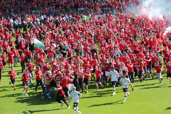 Platzsturm nach dem Abpfiff