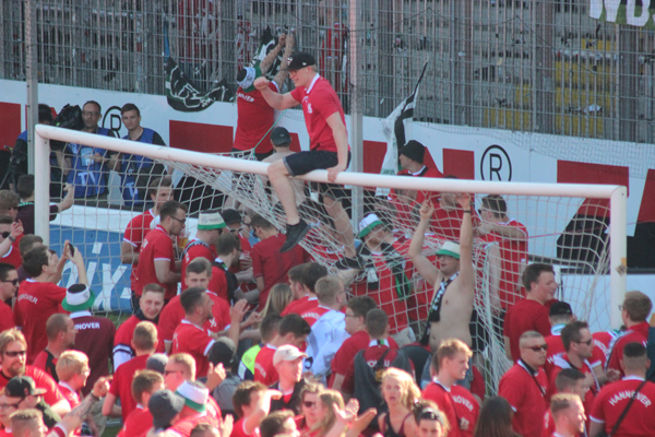 Die beiden Tore werden zu begehrten Souvenirs