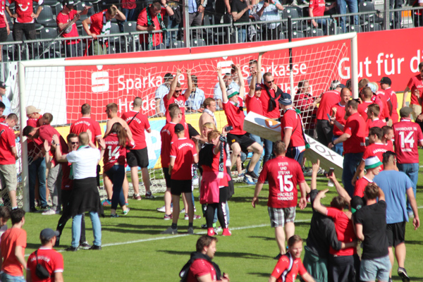 Gewaltsam werden die Tore abgebaut
