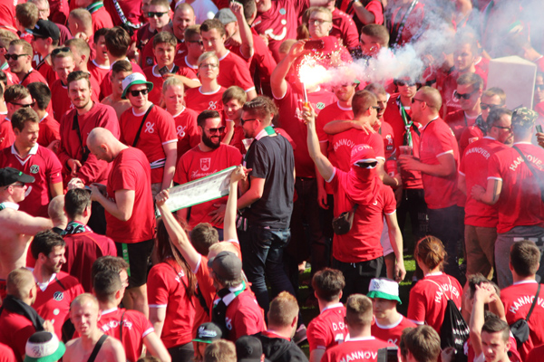 Bengalos inmitten der Menschenmenge