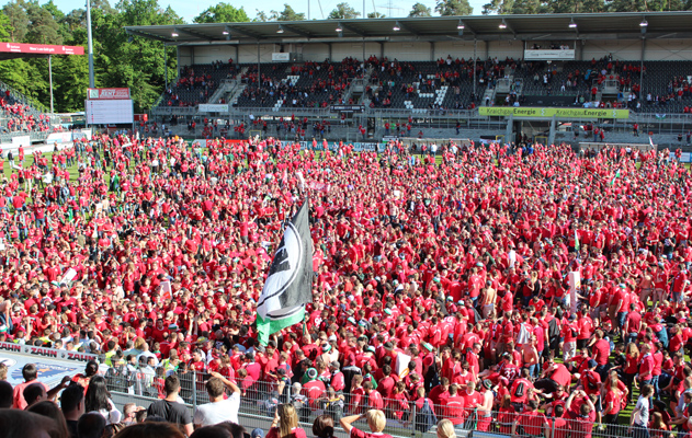 Ein in rot umsätes Spielfeld