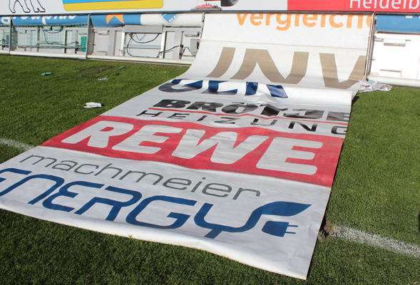 Die Bandenwerbung wurde teils total zerstört