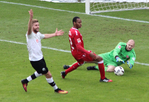 Sandhausens Lucas Höler (li.) scheitert hier vom Würzburger Tor
