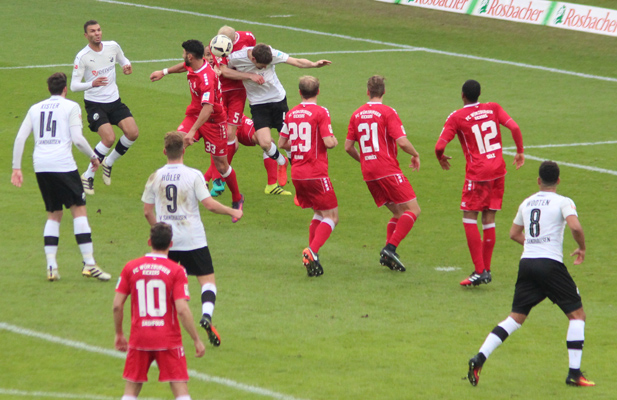 Typische Spielszene beim torlosen Hinspiel, als es meist dichtgedrängt im Strafraum zuging