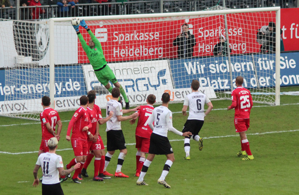 Würzburgs Torhüter fischt einen Sandhäuser Freistoß aus dem Torwinkel