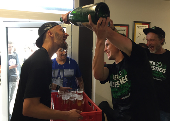 Feuchtfröhliche Aufstiegsfeier der Hannoveraner im Kabinenbereich