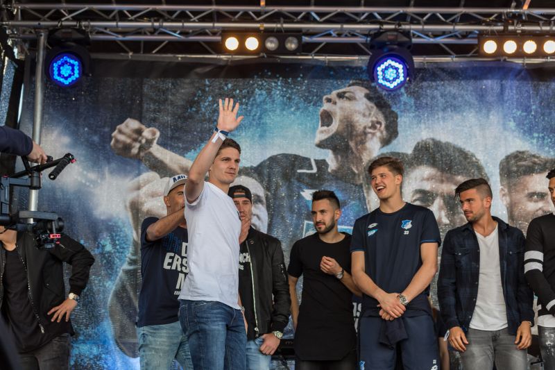 Symbolische Verabschiedung von den TSG-Fans nach dem letzten Heimspiel gegen Augsburg