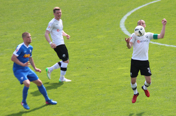 Vorbildlicher Kapitän und Kämpfer im Mittelfeld: Stefan Kulovits (re.)