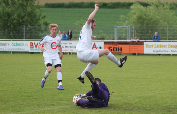 Der Eppinger Keeper Sahan kommt in dieser Szene SV-Angreifer Ohlhauser zuvor