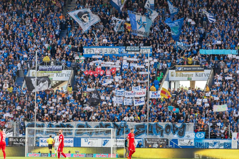 Stimmungsvolle Südkurve