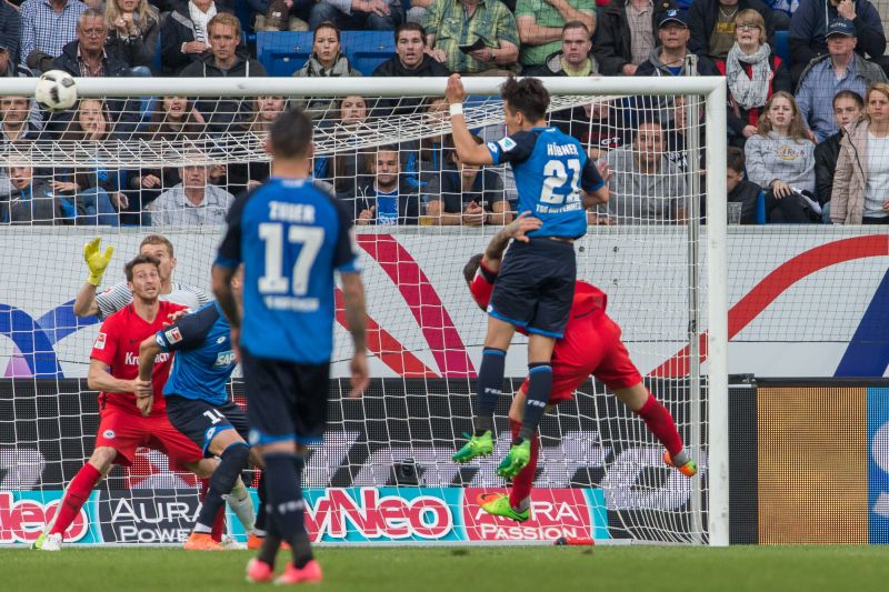 Hübner steigt am höchsten und köpft zum 1:0-Siegtreffer für die TSG