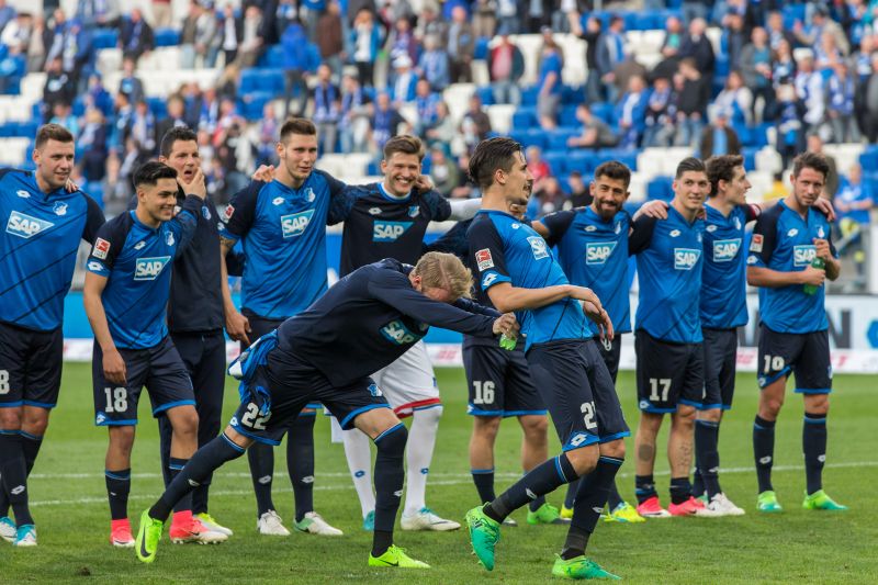Torschütze Benni Hübner wird von Kevin Vogt zum Feiern vor der Fankurve beordert