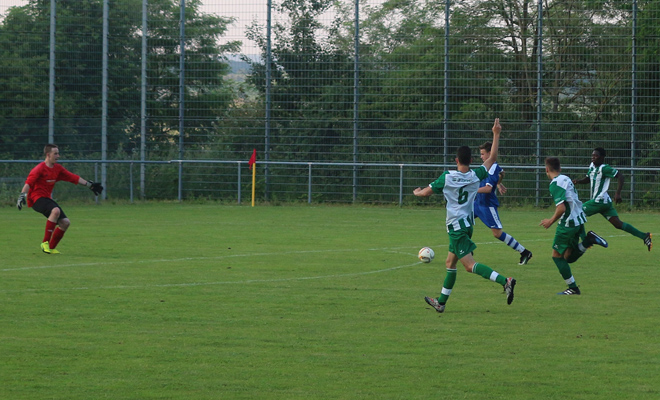 Joscha Rupp scheitert frei vor dem Oftersheimer Torhüter