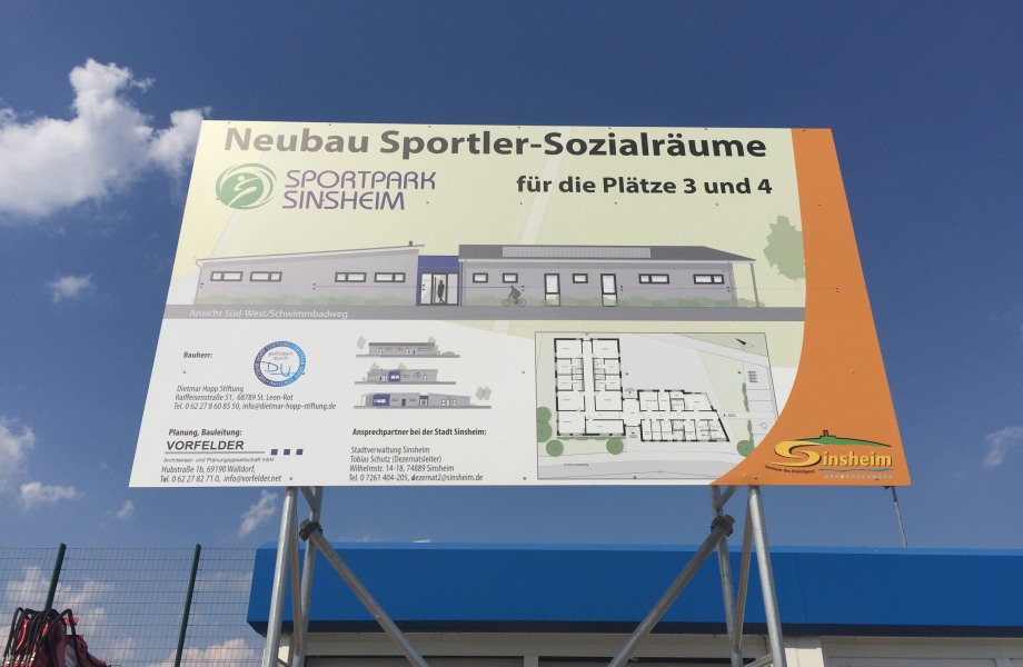 Hinweistafel für die Erstellung des Funktionsgebäudes zu den Kunstrasenplätzen