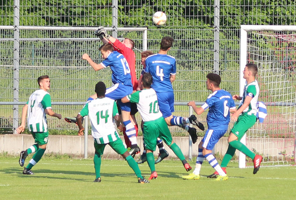 Hoch her ging es in beiden Strafräumen. Hier klärt der Oftersheimer Keeper in höchster Not.