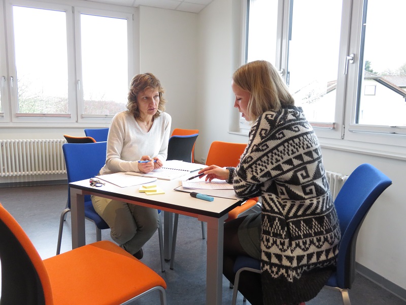 Mitarbeiterinnen Dorothea Müller (li.) und Nicola Junghans bei der Vorbereitung des Projekts für die Schüler/innen