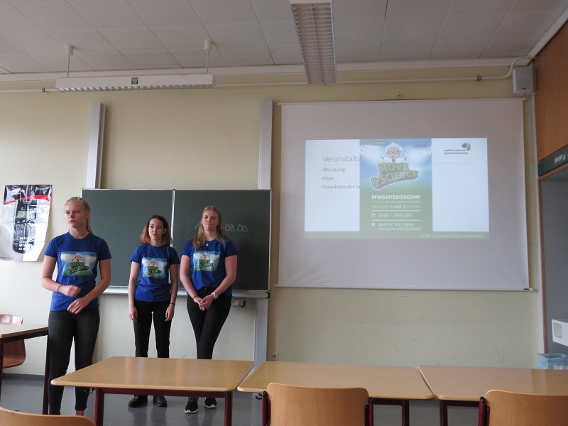 Drei Absolventinnen bei der Präsentation des Veranstaltungskonzepts zu „Move & Science“