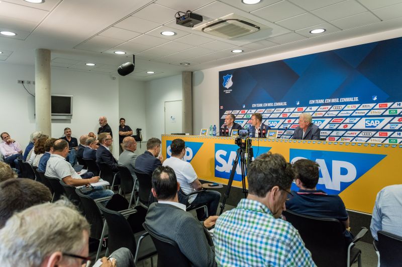 Vollbesetzter Presseraum