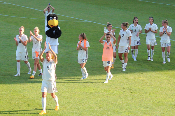 Die deutschen Spielerinnen bedanken sich beim Publikum für deren tolle Unterstützung