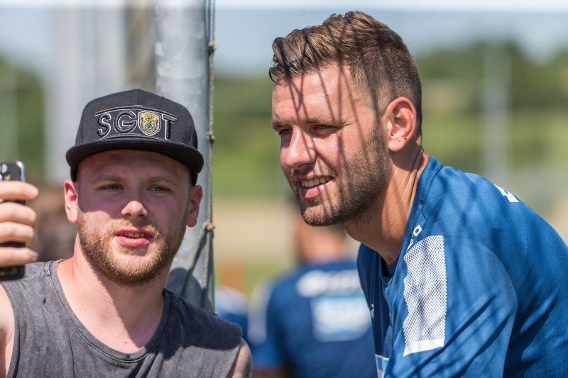 Szalai zeigt Fan-Nähe beim Trainingsauftakt